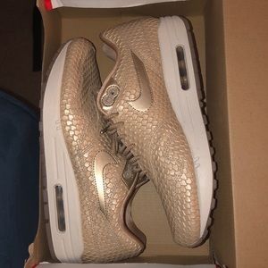 Women’s Air Max Running Shoes: Game of Thrones